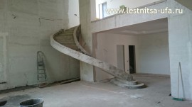 Монолитная бетонная лестница без отделки